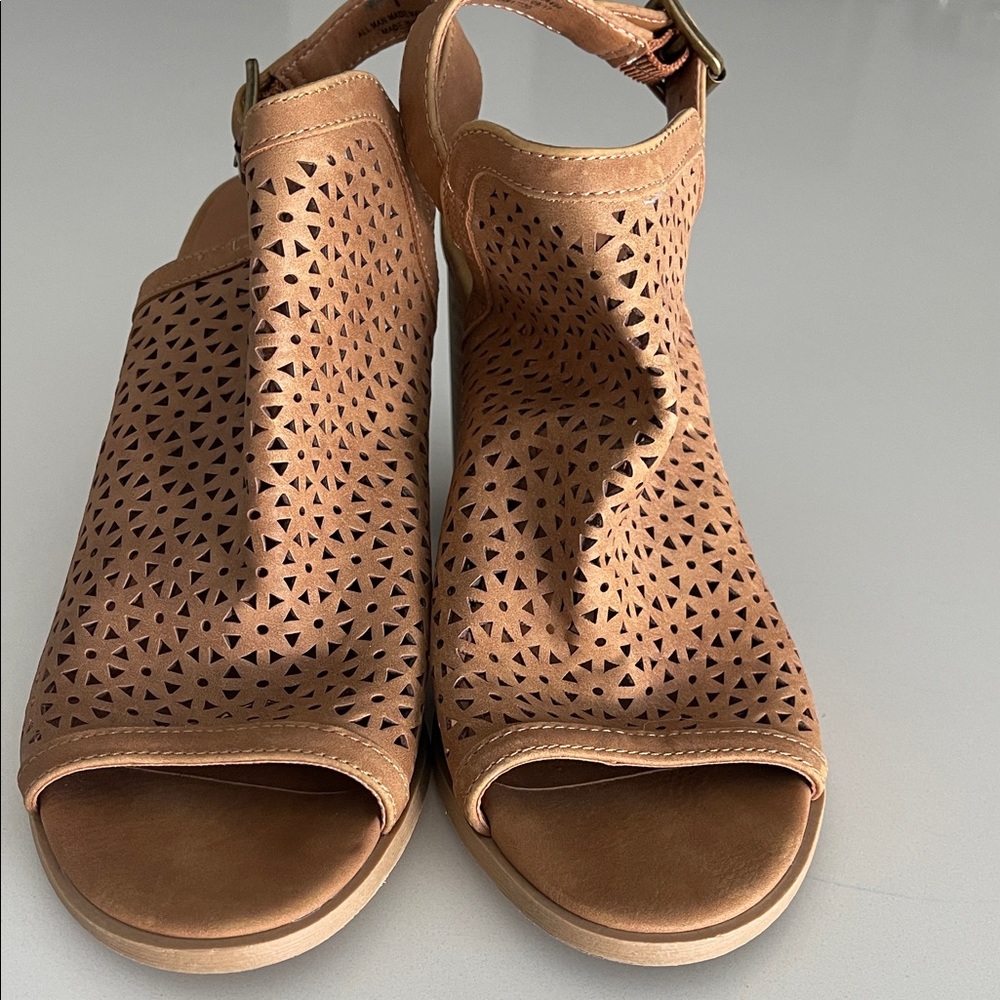 Universal Thread Women's Tan Open Toe Sandals
Siz… - image 5